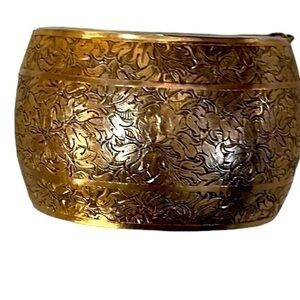 Vintage Engraved  Cuff Bracelet Gold Tone Floral 2 Inch Wide Safety Chain Rare